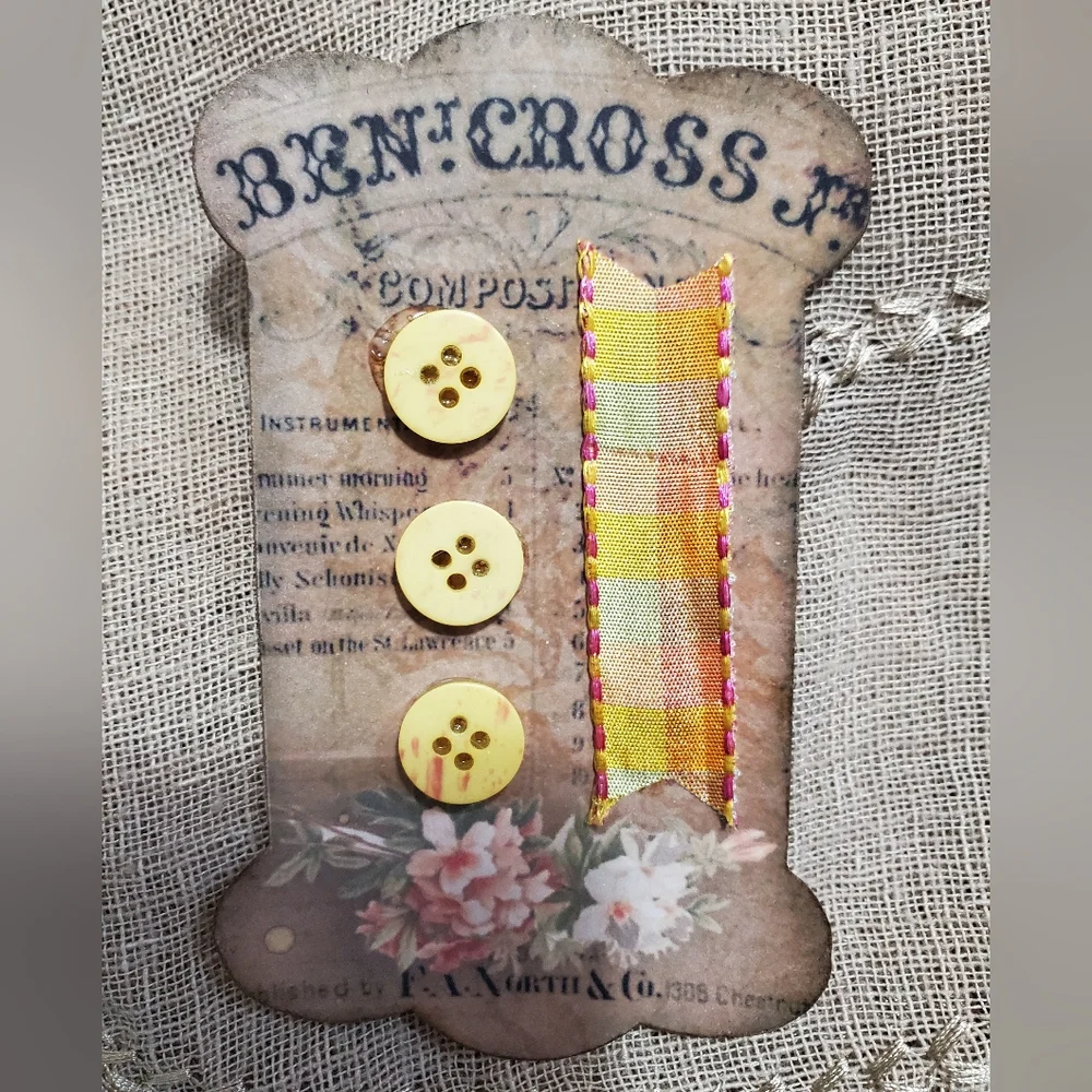 🙏 HAND CRAFTED Set of 8 button card tags ephemera - Picture 8 of 11